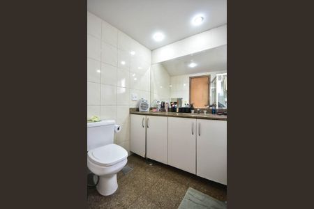 Apartamento à venda com 248m², 4 quartos e 4 vagasBanheiro da Suíte 2