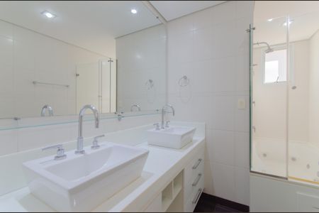 Apartamento à venda com 135m², 2 quartos e 2 vagasBanheiro da Suíte 2