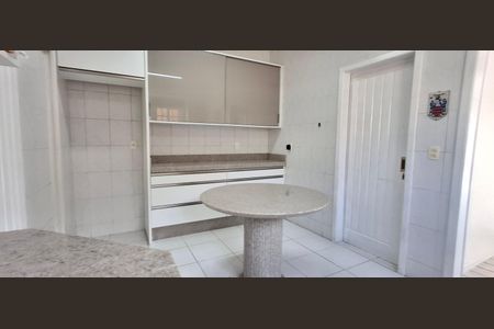 Casa para alugar com 240m², 5 quartos e 3 vagas Casa para alugar com 240m², 5 quartos e 3 vagasCozinha