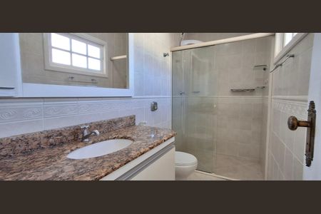 Casa para alugar com 240m², 5 quartos e 3 vagas Casa para alugar com 240m², 5 quartos e 3 vagasBanheiro Social