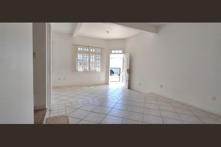 Casa para alugar com 240m², 5 quartos e 3 vagas Casa para alugar com 240m², 5 quartos e 3 vagasSala