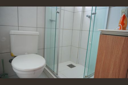 Banheiro social de kitnet/studio para alugar com 1 quarto, 30m² em Azenha, Porto Alegre