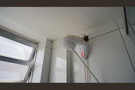 Banheiro social de kitnet/studio para alugar com 1 quarto, 30m² em Azenha, Porto Alegre