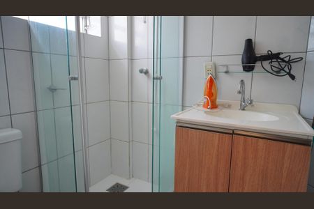 Banheiro social de kitnet/studio para alugar com 1 quarto, 30m² em Azenha, Porto Alegre