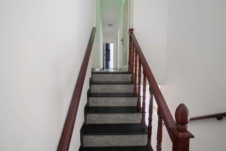 Casa à venda com 150m², 3 quartos e 3 vagasEscada