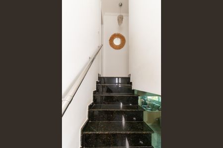 Casa à venda com 90m², 3 quartos e 2 vagasEscada