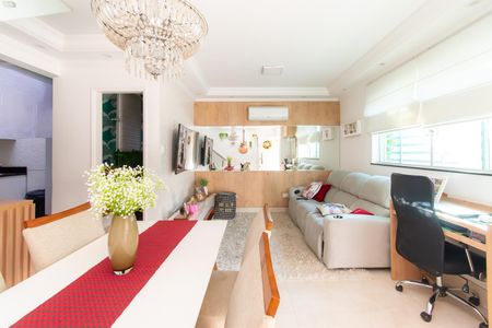 Casa à venda com 90m², 3 quartos e 2 vagasSala