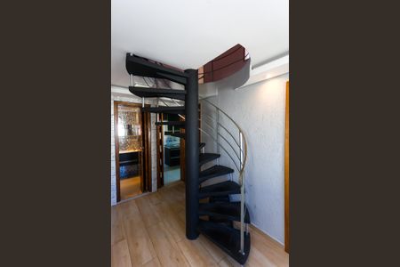 Apartamento para alugar com 82m², 2 quartos e 1 vaga Apartamento para alugar com 82m², 2 quartos e 1 vagaEscada