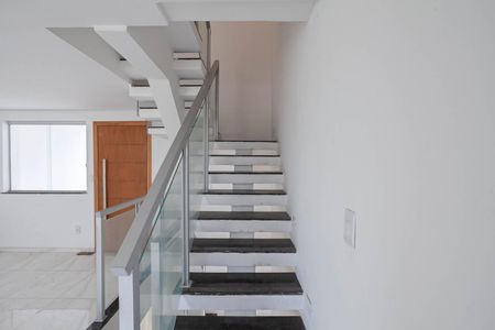 Casa à venda com 125m², 3 quartos e 2 vagasEscada