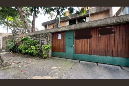 Casa para alugar com 167m², 3 quartos e 3 vagas Casa para alugar com 167m², 3 quartos e 3 vagasFachada