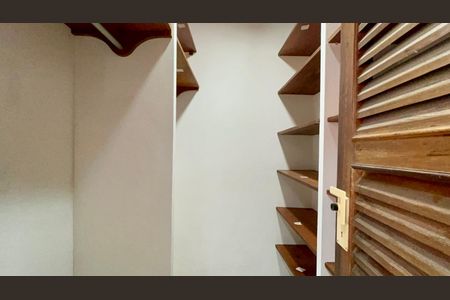 Casa para alugar com 167m², 3 quartos e 3 vagas Casa para alugar com 167m², 3 quartos e 3 vagasCloset da suíte