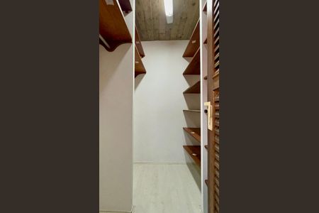Casa para alugar com 167m², 3 quartos e 3 vagas Casa para alugar com 167m², 3 quartos e 3 vagasCloset da suíte