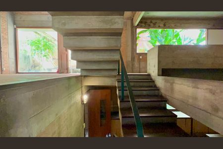 Casa para alugar com 167m², 3 quartos e 3 vagas Casa para alugar com 167m², 3 quartos e 3 vagasEscada