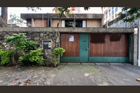 Casa para alugar com 167m², 3 quartos e 3 vagas Casa para alugar com 167m², 3 quartos e 3 vagasFachada