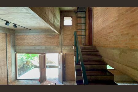 Casa para alugar com 167m², 3 quartos e 3 vagas Casa para alugar com 167m², 3 quartos e 3 vagasEscada