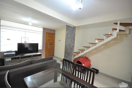 Sala de casa para alugar com 2 quartos, 120m² em Vila Nilo, São Paulo