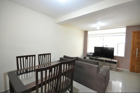 Sala de casa para alugar com 2 quartos, 120m² em Vila Nilo, São Paulo