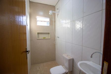 Banheiro de casa à venda com 5 quartos, 100m² em Qnn 22, Brasília