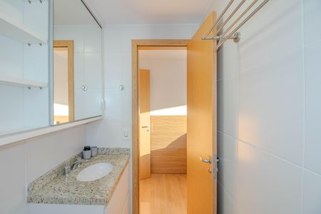 Banheiro da Suíte de apartamento para alugar com 3 quartos, 84m² em Jardim Lindóia, Porto Alegre