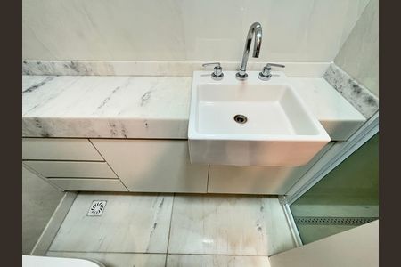 Apartamento para alugar com 71m², 2 quartos e 1 vaga Apartamento para alugar com 71m², 2 quartos e 1 vagaBanheiro social