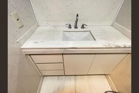 Apartamento para alugar com 71m², 2 quartos e 1 vaga Apartamento para alugar com 71m², 2 quartos e 1 vagaBanheiro da Suíte