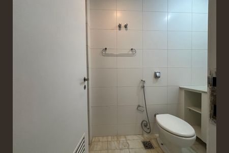 Apartamento à venda com 86m², 2 quartos e 2 vagas Apartamento à venda com 86m², 2 quartos e 2 vagasBanheiro social