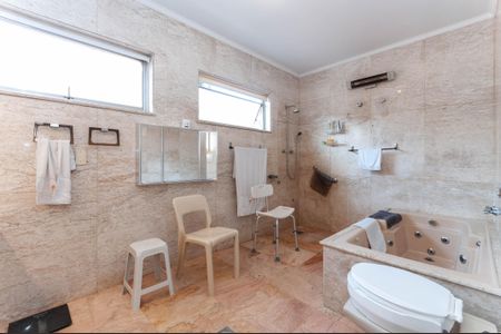 Casa à venda com 333m², 3 quartos e 10 vagasBanheiro da Suíte