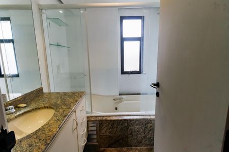 Apartamento à venda com 163m², 4 quartos e 3 vagasBanheiro da Suíte 2
