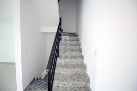 Casa à venda com 128m², 2 quartos e 2 vagasEscada