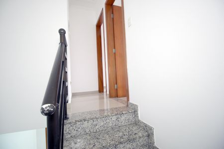 Casa à venda com 128m², 2 quartos e 2 vagasEscada