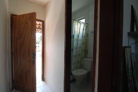 Banheiro de kitnet/studio para alugar com 1 quarto, 43m² em Curicica, Rio de Janeiro