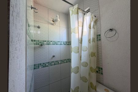 Banheiro de kitnet/studio para alugar com 1 quarto, 43m² em Curicica, Rio de Janeiro