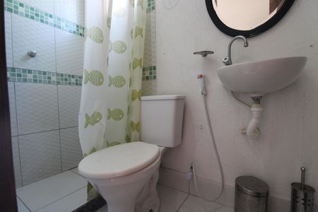 Banheiro de kitnet/studio para alugar com 1 quarto, 43m² em Curicica, Rio de Janeiro