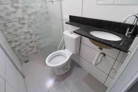 Banheiro de kitnet/studio para alugar com 1 quarto, 20m² em Martins, Uberlândia