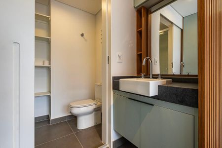 Banheiro de kitnet/studio para alugar com 1 quarto, 28m² em Pinheiros, São Paulo