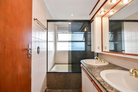 Apartamento à venda com 200m², 4 quartos e 3 vagasBanheiro Suíte 2