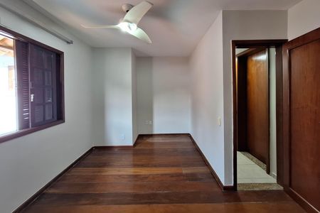 Quarto 2 de casa à venda com 7 quartos, 400m² em Piratininga, Niterói