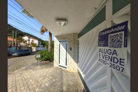 Casa de condomínio à venda com 1200m², 5 quartos e 2 vagasPlaca / Fachada