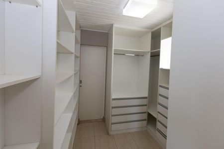Casa de condomínio à venda com 450m², 4 quartos e 2 vagasCloset da Suíte 1