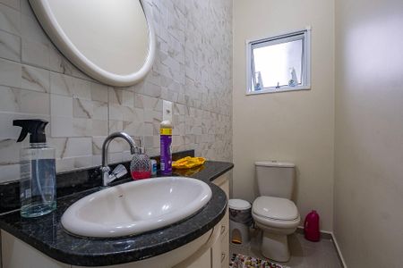 Casa de condomínio à venda com 150m², 3 quartos e 2 vagasLavabo