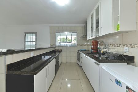 Casa para alugar com 240m², 4 quartos e 2 vagas Casa para alugar com 240m², 4 quartos e 2 vagasCozinha