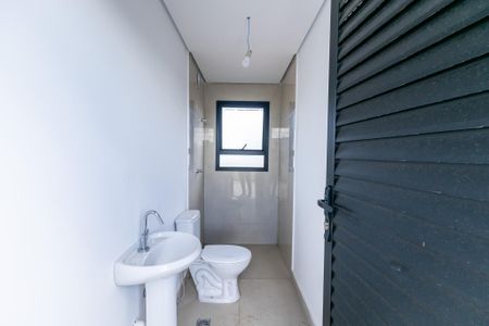 Casa de condomínio para alugar com 350m², 4 quartos e 4 vagasBanheiro de Serviço