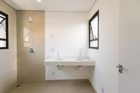 Casa de condomínio para alugar com 350m², 4 quartos e 4 vagasBanheiro da Suíte 4