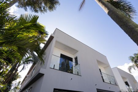 Casa de condomínio para alugar com 350m², 4 quartos e 4 vagasFachada Interna