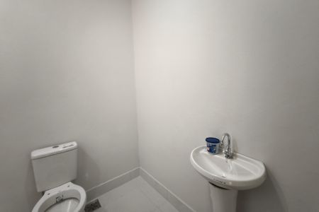 Casa à venda com 148m², 3 quartos e 2 vagas Casa à venda com 148m², 3 quartos e 2 vagasBanheiro Social