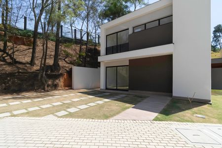Casa de condomínio à venda com 600m², 3 quartos e 3 vagasFachada