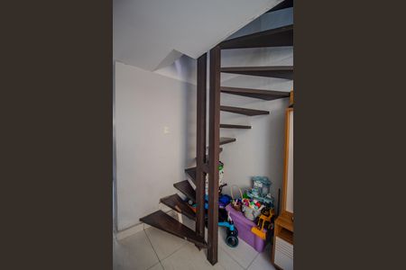 Casa de condomínio à venda com 67m², 3 quartos e 2 vagasEscada