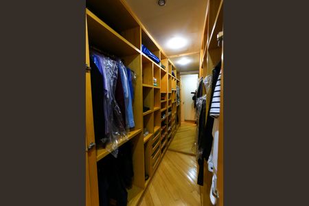 Apartamento à venda com 245m², 4 quartos e 4 vagasCloset da suíte 4