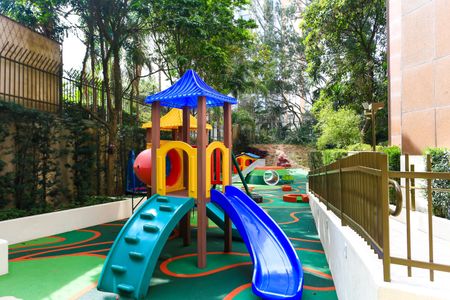 Apartamento à venda com 245m², 4 quartos e 4 vagasÁrea comum - Playground