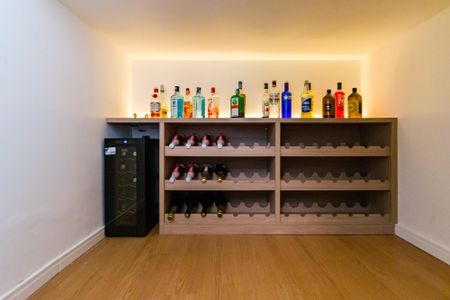 Casa para alugar com 397m², 4 quartos e 6 vagasCorredor